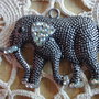 Ciondolo Elefante color acciaio antico con strass molto rifinito 53x42 mm.