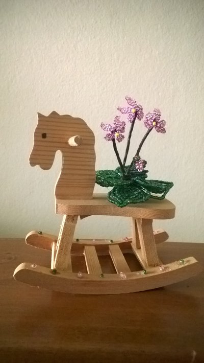Cavallino a dondolo in legno con ciclamino in perline Cavallino a dondolo in legno con ciclamino in perline