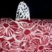 Gattino rosso di ceramica a fiori bianchi stilizzati, scultura porta cellulare soprammobile