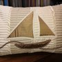 Cuscino con barca vela effetto seta, fatto a mano