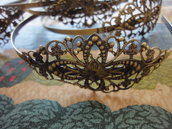 2 cerchietti per capelli in metallo color bronzo con applicazione in filigrana.