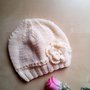 Cappellino ai ferri neonata berrettina con fiore uncinetto - cappellino lana avorio panna