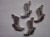 4 Ciondoli Stivali in Metallo color argento 21x20 mm.
