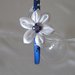 Cerchietto in raso blu con fiore Kanzashi bianco