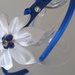 Cerchietto in raso blu con fiore Kanzashi bianco