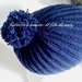 Cappello  bambino in lana merinos 100% blu marina fatto a maglia con pom pom 