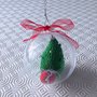 Pallina per l'albero di Natale con abete e pacchetto regalo amigurumi fatti a mano all'uncinetto