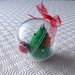 Pallina per l'albero di Natale con abete e pacchetto regalo amigurumi fatti a mano all'uncinetto