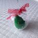 Pallina per l'albero di Natale con abete e pacchetto regalo amigurumi fatti a mano all'uncinetto