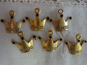 6 Ciondoli Corone Princess in metallo color oro 17x19 mm.