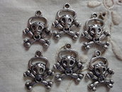 6 Ciondoli Teschi in metallo color argento 22x18 mm.