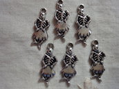 6 Ciondoli Scheletri ballerine in metallo color argento 24x10 mm.