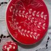 Piattino rotondo per sotto bottiglia con tappo di ceramica, creato a mano e graffito colore rosso
