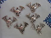 6 Ciondoli Teschi pipistrello in metallo color argento 23x17 mm.