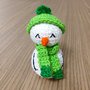 Pupazzo di neve amigurumi con sciarpa e cappello fatto a mano all'uncinetto 