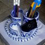 Organizzatore per scrivania di maiolica bianca con motivi blu, scomparti a volute su base rotonda