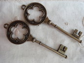 2 Ciondoli Chiavi in metallo color bronzo 78x26 mm.