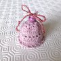 Campanella festiva amigurumi rosa fatta a mano all'uncinetto 