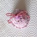 Campanella festiva amigurumi rosa fatta a mano all'uncinetto 