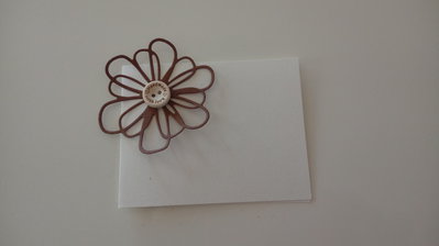 Biglietto d'auguri con fiore di carta Biglietto d'auguri con fiore di carta