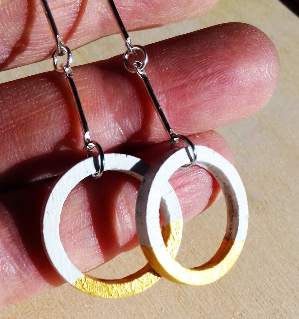 Orecchini pendenti a cerchio in legno boho e placcati in oro