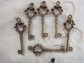 6 Ciondoli Chiavi in metallo color bronzo 34x11mm.