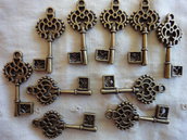 10 Ciondoli Chiavi in metallo color bronzo 27 mm.