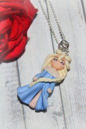 collana con ciondolo realizzato a mano in fimo raffigurante Elsa Frozen