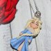 collana con ciondolo realizzato a mano in fimo raffigurante Elsa Frozen