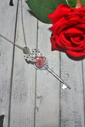 collana con charm a chiave antica con rosa in fimo