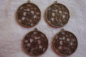 4 Ciondoli Circolari con stelle in metallo color bronzo 35x32mm.