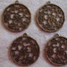 4 Ciondoli Circolari con stelle in metallo color bronzo 35x32mm.