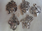 5 Ciondoli Maschere Veneziane diverse in metallo color argento 