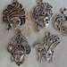 5 Ciondoli Maschere Veneziane diverse in metallo color argento 