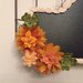 Lavagna di ardesia fuoriporta con fiori di feltro arancione