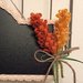 Lavagna di ardesia fuoriporta con fiori di feltro arancione