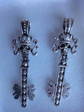 2 Ciondoli Chiavi Teschio con corona, anello grande in metallo color argento 67x20 mm.