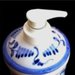 Dosatore per sapone liquido di ceramica con motivo di zaffire e foglie color blu e sue sfumature