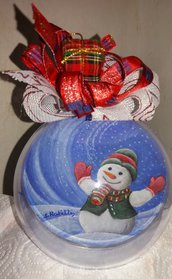 Pallina in plexiglass cm 12 con immagine natalizia  dipinta con colori acrilici