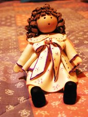 Bambolina in pasta di ceramica