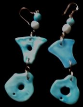 orecchini di ceramica modellati a mano color turchese con pendenti e monachelle