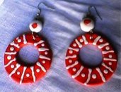 2° paio di orecchini con pendenti con monachelle di ceramica, rosso fuoco con motivi in rilievo bianchi