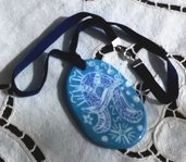 Medaglioni ovali per girocollo  di ceramica con nastro di velluto blu, con lettera iniziale motivo graffito