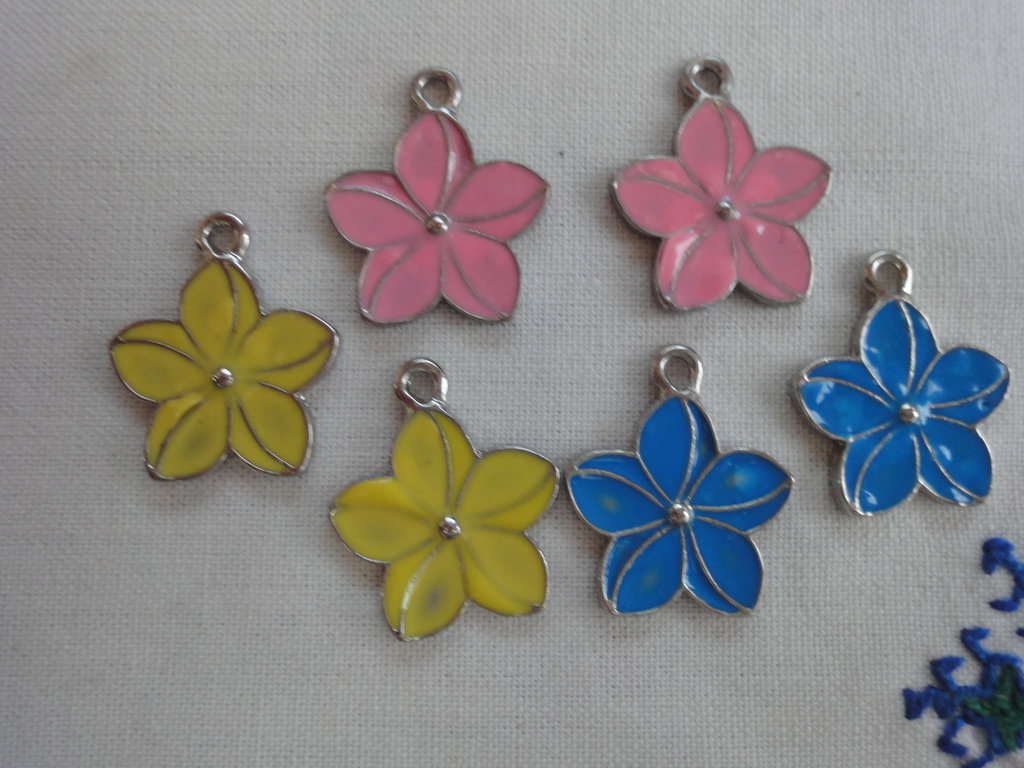 36 Ciondoli Fiore Margherita Per Gioielli Fai Da Te - 6 Colori Smaltati - SUNNYCLUE