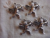 4 Ciondoli Angeli Cupido in metallo color argento 27x26mm.