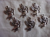 6 Ciondoli Angeli Cupido in metallo color argento 22x16mm.