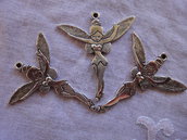 3 Ciondoli Alati in metallo color argento 5,2x4,6 cm.