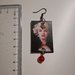 Marilyn Monroe orecchini di carta pendenti con perla rossa.