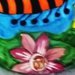 Piatto  murale di ceramica da appendere: ape maya arancio e nera tra i fiori nel prato verde 