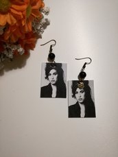 Amy Winehouse orecchini di carta pendenti con perla nera